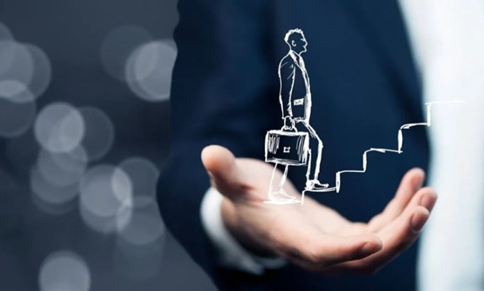 Mentor Destekli İş Geliştirme Stratejileri Günümüz iş dünyasında rekabet koşullarının giderek zorlaşması, şirketleri daha etkili ve sürdürülebilir büyüme yöntemleri aramaya yönlendiriyor. Bu noktada mentor desteği, işletmelerin karşılaştıkları zorlukları daha hızlı aşmalarına ve doğru kararlar almalarına yardımcı olan önemli bir unsur olarak öne çıkıyor. Özellikle yeni girişimler, KOBİ’ler ve büyüme hedefi bulunan şirketler için geliştirilen iş geliştirme stratejileri, deneyimli mentorların katkısıyla daha sağlam bir zemine oturabiliyor. Konulu bir haber görseli.