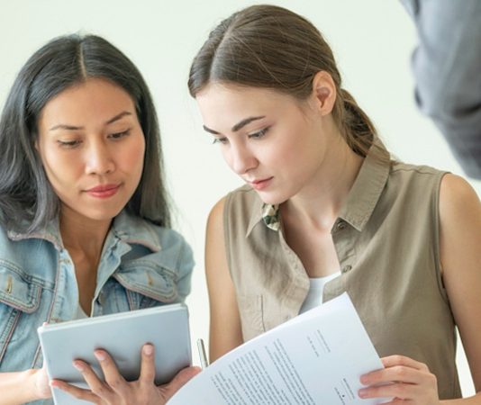 Mentor Destekli Ürün Geliştirme Günümüz rekabetçi iş dünyasında yeni ürünlerin geliştirilmesi yalnızca teknik bilgiye dayalı bir süreç olmaktan çıkmış, stratejik düşünme, kullanıcı deneyimi analizi ve pazar uyumu gibi çok boyutlu bir yapıya dönüşmüştür. Bu karmaşık süreçte girişimciler ve ürün ekipleri, doğru yönlendirme olmadan ciddi hatalar yapabilmektedir. Bu noktada mentor desteği, ürün geliştirme süreçlerinin daha sağlıklı ve verimli ilerlemesini sağlayan önemli bir unsur olarak öne çıkmaktadır. Konulu bir haber görseli.