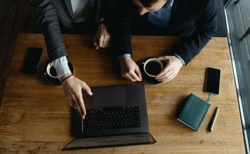 Girişimcilik, kariyer gelişimi ve profesyonel eğitim süreçlerinde mentor desteği her geçen gün daha fazla önem kazanıyor. Ancak başarılı bir mentorluk süreci yalnızca deneyimli bir mentor bulmakla sınırlı değil. Asıl önemli olan, mentor ile mentee arasında doğru bir eşleşme kurulmasıdır. Uzmanlar, doğru gerçekleştirilen mentor eşleşmesi süreçlerinin hem bireysel gelişimi hem de kurumsal başarıyı önemli ölçüde artırdığını belirtiyor. Bu nedenle günümüzde birçok kurum ve organizasyon, başarı oranı yüksek mentorluk programları oluşturabilmek için çeşitli kriterleri dikkate alıyor. Konulu bir haber görseli.