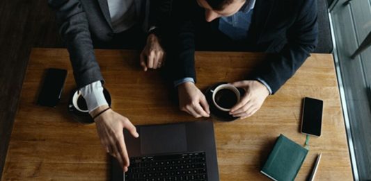Mentor Eşleşmelerinde Doğru Kriterler Başarı Oranı Girişimcilik, kariyer gelişimi ve profesyonel eğitim süreçlerinde mentor desteği her geçen gün daha fazla önem kazanıyor. Ancak başarılı bir mentorluk süreci yalnızca deneyimli bir mentor bulmakla sınırlı değil. Asıl önemli olan, mentor ile mentee arasında doğru bir eşleşme kurulmasıdır. Uzmanlar, doğru gerçekleştirilen mentor eşleşmesi süreçlerinin hem bireysel gelişimi hem de kurumsal başarıyı önemli ölçüde artırdığını belirtiyor. Bu nedenle günümüzde birçok kurum ve organizasyon, başarı oranı yüksek mentorluk programları oluşturabilmek için çeşitli kriterleri dikkate alıyor. Konulu bir haber görseli.