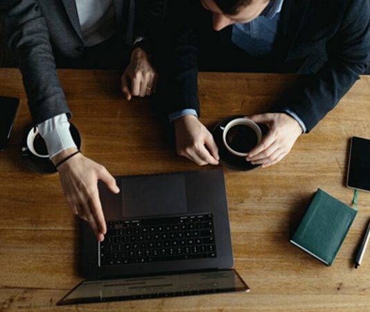 Girişimcilik, kariyer gelişimi ve profesyonel eğitim süreçlerinde mentor desteği her geçen gün daha fazla önem kazanıyor. Ancak başarılı bir mentorluk süreci yalnızca deneyimli bir mentor bulmakla sınırlı değil. Asıl önemli olan, mentor ile mentee arasında doğru bir eşleşme kurulmasıdır. Uzmanlar, doğru gerçekleştirilen mentor eşleşmesi süreçlerinin hem bireysel gelişimi hem de kurumsal başarıyı önemli ölçüde artırdığını belirtiyor. Bu nedenle günümüzde birçok kurum ve organizasyon, başarı oranı yüksek mentorluk programları oluşturabilmek için çeşitli kriterleri dikkate alıyor. Konulu bir haber görseli.
