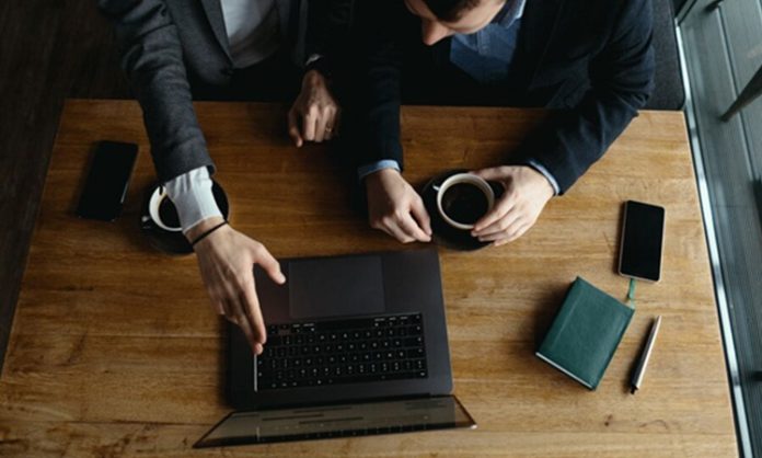 Mentor Eşleşmelerinde Doğru Kriterler Başarı Oranı Girişimcilik, kariyer gelişimi ve profesyonel eğitim süreçlerinde mentor desteği her geçen gün daha fazla önem kazanıyor. Ancak başarılı bir mentorluk süreci yalnızca deneyimli bir mentor bulmakla sınırlı değil. Asıl önemli olan, mentor ile mentee arasında doğru bir eşleşme kurulmasıdır. Uzmanlar, doğru gerçekleştirilen mentor eşleşmesi süreçlerinin hem bireysel gelişimi hem de kurumsal başarıyı önemli ölçüde artırdığını belirtiyor. Bu nedenle günümüzde birçok kurum ve organizasyon, başarı oranı yüksek mentorluk programları oluşturabilmek için çeşitli kriterleri dikkate alıyor. Konulu bir haber görseli.