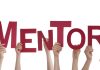 Mentor Kimdir? Mentor, bilgi, deneyim ve tecrübelerini başka bireylerle paylaşarak onların kişisel ve profesyonel gelişimlerine katkı sağlayan yol gösterici kişidir. Eğitimden iş dünyasına, girişimcilikten teknoloji sektörüne kadar birçok alanda mentorluk sistemi giderek daha fazla önem kazanırken, doğru yönlendirmeler sayesinde bireylerin hedeflerine daha bilinçli adımlarla ulaşması mümkün hale geliyor. Günümüzde kariyer planlaması yapan birçok kişi, deneyimli mentorların desteğiyle gelişim süreçlerini hızlandırmayı tercih ediyor. Konulu bir haber görseli.