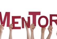 Mentor Kimdir? Mentor, bilgi, deneyim ve tecrübelerini başka bireylerle paylaşarak onların kişisel ve profesyonel gelişimlerine katkı sağlayan yol gösterici kişidir. Eğitimden iş dünyasına, girişimcilikten teknoloji sektörüne kadar birçok alanda mentorluk sistemi giderek daha fazla önem kazanırken, doğru yönlendirmeler sayesinde bireylerin hedeflerine daha bilinçli adımlarla ulaşması mümkün hale geliyor. Günümüzde kariyer planlaması yapan birçok kişi, deneyimli mentorların desteğiyle gelişim süreçlerini hızlandırmayı tercih ediyor. Konulu bir haber görseli.