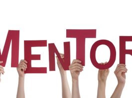 Mentor Kimdir? Mentor, bilgi, deneyim ve tecrübelerini başka bireylerle paylaşarak onların kişisel ve profesyonel gelişimlerine katkı sağlayan yol gösterici kişidir. Eğitimden iş dünyasına, girişimcilikten teknoloji sektörüne kadar birçok alanda mentorluk sistemi giderek daha fazla önem kazanırken, doğru yönlendirmeler sayesinde bireylerin hedeflerine daha bilinçli adımlarla ulaşması mümkün hale geliyor. Günümüzde kariyer planlaması yapan birçok kişi, deneyimli mentorların desteğiyle gelişim süreçlerini hızlandırmayı tercih ediyor. Konulu bir haber görseli.