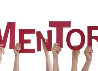Mentor Kimdir? Mentor, bilgi, deneyim ve tecrübelerini başka bireylerle paylaşarak onların kişisel ve profesyonel gelişimlerine katkı sağlayan yol gösterici kişidir. Eğitimden iş dünyasına, girişimcilikten teknoloji sektörüne kadar birçok alanda mentorluk sistemi giderek daha fazla önem kazanırken, doğru yönlendirmeler sayesinde bireylerin hedeflerine daha bilinçli adımlarla ulaşması mümkün hale geliyor. Günümüzde kariyer planlaması yapan birçok kişi, deneyimli mentorların desteğiyle gelişim süreçlerini hızlandırmayı tercih ediyor. Konulu bir haber görseli.
