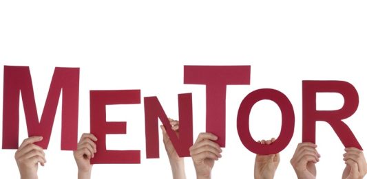 Mentor, bilgi, deneyim ve tecrübelerini başka bireylerle paylaşarak onların kişisel ve profesyonel gelişimlerine katkı sağlayan yol gösterici kişidir. Eğitimden iş dünyasına, girişimcilikten teknoloji sektörüne kadar birçok alanda mentorluk sistemi giderek daha fazla önem kazanırken, doğru yönlendirmeler sayesinde bireylerin hedeflerine daha bilinçli adımlarla ulaşması mümkün hale geliyor. Günümüzde kariyer planlaması yapan birçok kişi, deneyimli mentorların desteğiyle gelişim süreçlerini hızlandırmayı tercih ediyor. Konulu bir haber görseli.