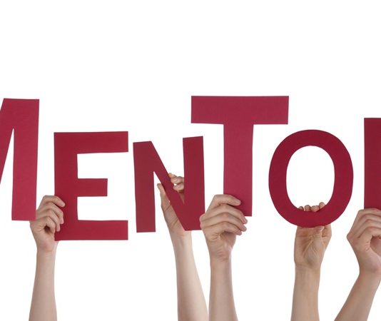 Mentor Kimdir? Mentor, bilgi, deneyim ve tecrübelerini başka bireylerle paylaşarak onların kişisel ve profesyonel gelişimlerine katkı sağlayan yol gösterici kişidir. Eğitimden iş dünyasına, girişimcilikten teknoloji sektörüne kadar birçok alanda mentorluk sistemi giderek daha fazla önem kazanırken, doğru yönlendirmeler sayesinde bireylerin hedeflerine daha bilinçli adımlarla ulaşması mümkün hale geliyor. Günümüzde kariyer planlaması yapan birçok kişi, deneyimli mentorların desteğiyle gelişim süreçlerini hızlandırmayı tercih ediyor. Konulu bir haber görseli.