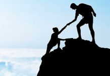 Mentor Olmak İçin Gerekenler İş dünyasında, eğitim alanında ve girişimcilik ekosisteminde deneyimli kişilerin bilgi birikimlerini başkalarına aktarması giderek daha fazla önem kazanıyor. Bu noktada Mentor kavramı, yalnızca rehberlik eden bir kişi olmanın ötesinde, bireylerin ve kurumların gelişimine katkı sağlayan önemli bir rol olarak öne çıkıyor. Günümüzde birçok profesyonel, kariyerinin belirli bir aşamasından sonra sahip olduğu deneyimleri paylaşarak yeni nesillere yol göstermeyi hedefliyor. Konulu bir haber görseli.