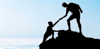 İş dünyasında, eğitim alanında ve girişimcilik ekosisteminde deneyimli kişilerin bilgi birikimlerini başkalarına aktarması giderek daha fazla önem kazanıyor. Bu noktada Mentor kavramı, yalnızca rehberlik eden bir kişi olmanın ötesinde, bireylerin ve kurumların gelişimine katkı sağlayan önemli bir rol olarak öne çıkıyor. Günümüzde birçok profesyonel, kariyerinin belirli bir aşamasından sonra sahip olduğu deneyimleri paylaşarak yeni nesillere yol göstermeyi hedefliyor. Konulu bir haber görseli.