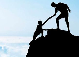 İş dünyasında, eğitim alanında ve girişimcilik ekosisteminde deneyimli kişilerin bilgi birikimlerini başkalarına aktarması giderek daha fazla önem kazanıyor. Bu noktada Mentor kavramı, yalnızca rehberlik eden bir kişi olmanın ötesinde, bireylerin ve kurumların gelişimine katkı sağlayan önemli bir rol olarak öne çıkıyor. Günümüzde birçok profesyonel, kariyerinin belirli bir aşamasından sonra sahip olduğu deneyimleri paylaşarak yeni nesillere yol göstermeyi hedefliyor. Konulu bir haber görseli.