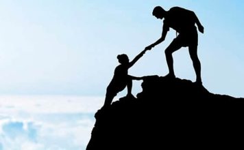 Mentor Olmak İçin Gerekenler İş dünyasında, eğitim alanında ve girişimcilik ekosisteminde deneyimli kişilerin bilgi birikimlerini başkalarına aktarması giderek daha fazla önem kazanıyor. Bu noktada Mentor kavramı, yalnızca rehberlik eden bir kişi olmanın ötesinde, bireylerin ve kurumların gelişimine katkı sağlayan önemli bir rol olarak öne çıkıyor. Günümüzde birçok profesyonel, kariyerinin belirli bir aşamasından sonra sahip olduğu deneyimleri paylaşarak yeni nesillere yol göstermeyi hedefliyor. Konulu bir haber görseli.