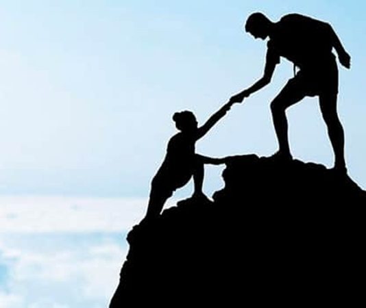 İş dünyasında, eğitim alanında ve girişimcilik ekosisteminde deneyimli kişilerin bilgi birikimlerini başkalarına aktarması giderek daha fazla önem kazanıyor. Bu noktada Mentor kavramı, yalnızca rehberlik eden bir kişi olmanın ötesinde, bireylerin ve kurumların gelişimine katkı sağlayan önemli bir rol olarak öne çıkıyor. Günümüzde birçok profesyonel, kariyerinin belirli bir aşamasından sonra sahip olduğu deneyimleri paylaşarak yeni nesillere yol göstermeyi hedefliyor. Konulu bir haber görseli.