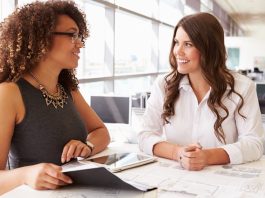 Mentor Programlarının Finansmanı Günümüzde bireysel ve kurumsal gelişimi destekleyen uygulamalar arasında mentor programları önemli bir yere sahip bulunuyor. Eğitim kurumlarından girişimcilik merkezlerine, büyük şirketlerden sivil toplum kuruluşlarına kadar birçok yapı, mentorluk faaliyetlerini stratejik bir yatırım olarak değerlendiriyor. Ancak başarılı bir mentorluk sisteminin sürdürülebilir olması için yalnızca deneyimli mentorlara değil, aynı zamanda güçlü bir finansal yapıya da ihtiyaç duyuluyor. Konulu bir haber görseli.