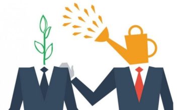 Mentorluk, bilgi ve deneyimin yeni nesillere aktarılmasını sağlayan en önemli gelişim araçlarından biri olarak öne çıkıyor. Özellikle girişimcilik, kariyer planlaması, liderlik gelişimi ve kurumsal dönüşüm süreçlerinde etkili olan mentor programları, günümüz iş dünyasının vazgeçilmez uygulamalarından biri haline geldi. Değişen teknoloji, uzaktan çalışma modelleri ve dijital iletişim araçlarının yaygınlaşmasıyla birlikte mentorluk anlayışı da dönüşüm geçiriyor. Uzmanlar, gelecekte mentorluk programlarının daha erişilebilir, veri odaklı ve kişiselleştirilmiş bir yapıya kavuşacağını öngörüyor. Konulu bir haber görseli.