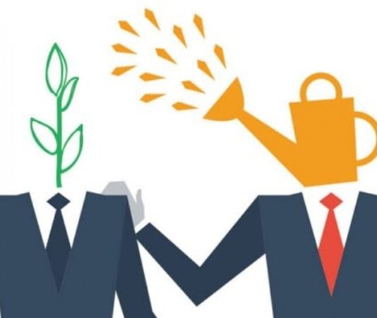 Mentor Programlarının Geleceği Mentorluk, bilgi ve deneyimin yeni nesillere aktarılmasını sağlayan en önemli gelişim araçlarından biri olarak öne çıkıyor. Özellikle girişimcilik, kariyer planlaması, liderlik gelişimi ve kurumsal dönüşüm süreçlerinde etkili olan mentor programları, günümüz iş dünyasının vazgeçilmez uygulamalarından biri haline geldi. Değişen teknoloji, uzaktan çalışma modelleri ve dijital iletişim araçlarının yaygınlaşmasıyla birlikte mentorluk anlayışı da dönüşüm geçiriyor. Uzmanlar, gelecekte mentorluk programlarının daha erişilebilir, veri odaklı ve kişiselleştirilmiş bir yapıya kavuşacağını öngörüyor. Konulu bir haber görseli.