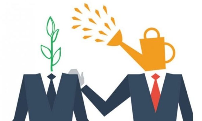 Mentor Programlarının Geleceği Mentorluk, bilgi ve deneyimin yeni nesillere aktarılmasını sağlayan en önemli gelişim araçlarından biri olarak öne çıkıyor. Özellikle girişimcilik, kariyer planlaması, liderlik gelişimi ve kurumsal dönüşüm süreçlerinde etkili olan mentor programları, günümüz iş dünyasının vazgeçilmez uygulamalarından biri haline geldi. Değişen teknoloji, uzaktan çalışma modelleri ve dijital iletişim araçlarının yaygınlaşmasıyla birlikte mentorluk anlayışı da dönüşüm geçiriyor. Uzmanlar, gelecekte mentorluk programlarının daha erişilebilir, veri odaklı ve kişiselleştirilmiş bir yapıya kavuşacağını öngörüyor. Konulu bir haber görseli.