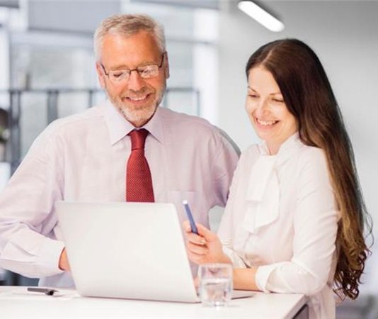 Günümüz iş dünyasında ve girişimcilik ekosisteminde mentorluk kavramı her geçen gün daha fazla önem kazanıyor. Deneyim aktarımını temel alan bu süreç, bireylerin kariyer yolculuklarında daha bilinçli adımlar atmalarını sağlarken, şirketlerin ve girişimlerin de sürdürülebilir büyümesine katkı sunuyor. Ancak başarılı bir mentorluk ilişkisinin yalnızca bilgi paylaşımından ibaret olmadığı biliniyor. Bu noktada hem mentorların hem de mentorluk programlarının etkinliğini değerlendirmek için çeşitli başarı ölçütleri öne çıkıyor. Konulu bir haber görseli.