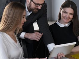 Mentorların Dijital Girişimlere Rehberliği Dijitalleşmenin hız kazanmasıyla birlikte girişimcilik dünyasında da önemli değişimler yaşanıyor. Geleneksel iş modellerinin yerini teknoloji odaklı projeler alırken, yeni nesil girişimler küresel pazarlara çok daha hızlı ulaşabiliyor. Ancak dijital alanda faaliyet göstermek, beraberinde yoğun rekabeti ve sürekli değişen teknolojik dinamikleri de getiriyor. Bu nedenle dijital girişimlerin yalnızca yenilikçi fikirlere sahip olması yeterli olmuyor; aynı zamanda doğru stratejilerle hareket etmeleri gerekiyor. Bu noktada mentorlar, girişimcilere yol gösteren ve büyüme süreçlerini destekleyen önemli aktörler arasında yer alıyor. Konulu bir haber görseli.