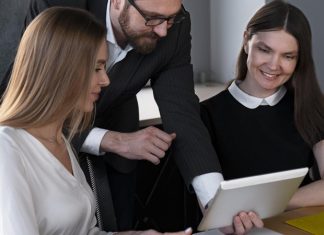 Mentorların Dijital Girişimlere Rehberliği Dijitalleşmenin hız kazanmasıyla birlikte girişimcilik dünyasında da önemli değişimler yaşanıyor. Geleneksel iş modellerinin yerini teknoloji odaklı projeler alırken, yeni nesil girişimler küresel pazarlara çok daha hızlı ulaşabiliyor. Ancak dijital alanda faaliyet göstermek, beraberinde yoğun rekabeti ve sürekli değişen teknolojik dinamikleri de getiriyor. Bu nedenle dijital girişimlerin yalnızca yenilikçi fikirlere sahip olması yeterli olmuyor; aynı zamanda doğru stratejilerle hareket etmeleri gerekiyor. Bu noktada mentorlar, girişimcilere yol gösteren ve büyüme süreçlerini destekleyen önemli aktörler arasında yer alıyor. Konulu bir haber görseli.