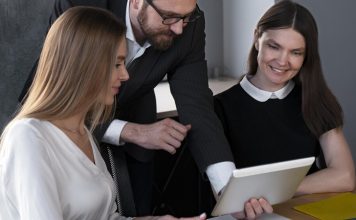 Mentorların Dijital Girişimlere Rehberliği Dijitalleşmenin hız kazanmasıyla birlikte girişimcilik dünyasında da önemli değişimler yaşanıyor. Geleneksel iş modellerinin yerini teknoloji odaklı projeler alırken, yeni nesil girişimler küresel pazarlara çok daha hızlı ulaşabiliyor. Ancak dijital alanda faaliyet göstermek, beraberinde yoğun rekabeti ve sürekli değişen teknolojik dinamikleri de getiriyor. Bu nedenle dijital girişimlerin yalnızca yenilikçi fikirlere sahip olması yeterli olmuyor; aynı zamanda doğru stratejilerle hareket etmeleri gerekiyor. Bu noktada mentorlar, girişimcilere yol gösteren ve büyüme süreçlerini destekleyen önemli aktörler arasında yer alıyor. Konulu bir haber görseli.