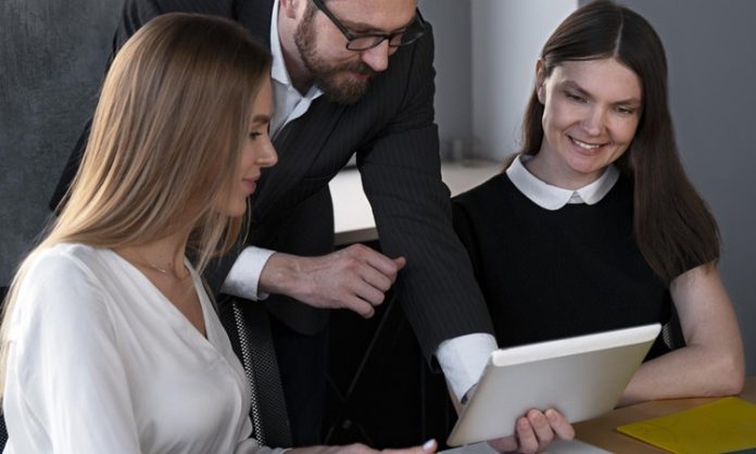 Mentorların Dijital Girişimlere Rehberliği Dijitalleşmenin hız kazanmasıyla birlikte girişimcilik dünyasında da önemli değişimler yaşanıyor. Geleneksel iş modellerinin yerini teknoloji odaklı projeler alırken, yeni nesil girişimler küresel pazarlara çok daha hızlı ulaşabiliyor. Ancak dijital alanda faaliyet göstermek, beraberinde yoğun rekabeti ve sürekli değişen teknolojik dinamikleri de getiriyor. Bu nedenle dijital girişimlerin yalnızca yenilikçi fikirlere sahip olması yeterli olmuyor; aynı zamanda doğru stratejilerle hareket etmeleri gerekiyor. Bu noktada mentorlar, girişimcilere yol gösteren ve büyüme süreçlerini destekleyen önemli aktörler arasında yer alıyor. Konulu bir haber görseli.