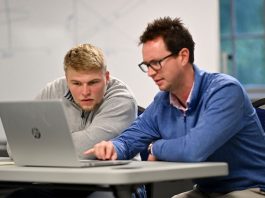 Mentorların En Sık Verdiği Tavsiyeler Girişimcilikten kurumsal yöneticiliğe, kariyer planlamasından kişisel gelişime kadar birçok alanda mentorların rehberliği büyük önem taşıyor. Deneyimlerini paylaşan mentorlar, bireylerin ve işletmelerin karşılaştıkları sorunları daha doğru analiz etmelerine yardımcı olurken aynı zamanda geleceğe yönelik daha sağlam kararlar alınmasını sağlıyor. Bu nedenle son yıllarda mentorluk kavramı iş dünyasında ve eğitim alanında daha fazla gündeme geliyor. Konulu bir haber görseli.