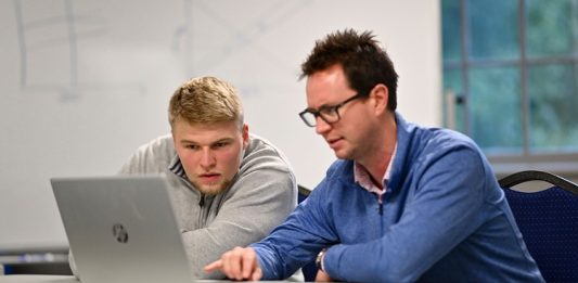 Mentorların En Sık Verdiği Tavsiyeler Girişimcilikten kurumsal yöneticiliğe, kariyer planlamasından kişisel gelişime kadar birçok alanda mentorların rehberliği büyük önem taşıyor. Deneyimlerini paylaşan mentorlar, bireylerin ve işletmelerin karşılaştıkları sorunları daha doğru analiz etmelerine yardımcı olurken aynı zamanda geleceğe yönelik daha sağlam kararlar alınmasını sağlıyor. Bu nedenle son yıllarda mentorluk kavramı iş dünyasında ve eğitim alanında daha fazla gündeme geliyor. Konulu bir haber görseli.