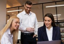Mentorların Gelecek Vizyonu Teknolojinin hızla geliştiği, iş yapış biçimlerinin sürekli değiştiği ve yeni mesleklerin ortaya çıktığı günümüzde bireylerin ve kurumların geleceğe hazırlanması her zamankinden daha önemli hale geldi. Bu süreçte bilgiye erişim kolaylaşsa da doğru yönlendirme ihtiyacı giderek artıyor. İşte bu noktada mentorlar, sahip oldukları deneyim ve birikimle bireylerin ve kurumların geleceğe daha sağlam adımlarla ilerlemesine katkı sağlıyor. Özellikle kariyer planlaması, liderlik gelişimi ve girişimcilik alanlarında mentorların üstlendiği rol her geçen yıl daha da önem kazanıyor. Konulu bir haber görseli.