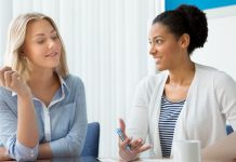 Mentorların İnovasyon Ekosistemine Etkisi Teknolojik gelişmelerin hız kazandığı ve rekabetin her geçen gün arttığı günümüz dünyasında, yenilikçi fikirlerin ortaya çıkması ve sürdürülebilir hale gelmesi büyük önem taşıyor. Yeni ürünlerin geliştirilmesi, farklı iş modellerinin oluşturulması ve yaratıcı çözümlerin hayata geçirilmesi yalnızca bireysel çabalarla değil, aynı zamanda güçlü bir destek sistemiyle mümkün olabiliyor. Bu noktada mentorlar, inovasyon ekosisteminin gelişiminde önemli roller üstlenen aktörler arasında yer alıyor. Konulu bir haber görseli.