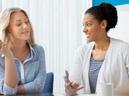 Mentorların İnovasyon Ekosistemine Etkisi Teknolojik gelişmelerin hız kazandığı ve rekabetin her geçen gün arttığı günümüz dünyasında, yenilikçi fikirlerin ortaya çıkması ve sürdürülebilir hale gelmesi büyük önem taşıyor. Yeni ürünlerin geliştirilmesi, farklı iş modellerinin oluşturulması ve yaratıcı çözümlerin hayata geçirilmesi yalnızca bireysel çabalarla değil, aynı zamanda güçlü bir destek sistemiyle mümkün olabiliyor. Bu noktada mentorlar, inovasyon ekosisteminin gelişiminde önemli roller üstlenen aktörler arasında yer alıyor. Konulu bir haber görseli.