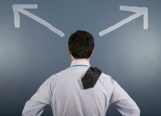 Günümüz iş dünyasında hızlı değişen pazar koşulları, artan rekabet ve teknolojik gelişmeler, yöneticilerin ve girişimcilerin daha doğru kararlar almasını zorunlu hale getiriyor. Bu noktada mentor desteği, bireylerin ve kurumların stratejik karar süreçlerinde önemli bir rol üstleniyor. Tecrübe, bilgi birikimi ve farklı bakış açıları sunan mentorlar, karar alma mekanizmalarının daha sağlıklı işlemesine katkı sağlıyor. Konulu bir haber görseli.