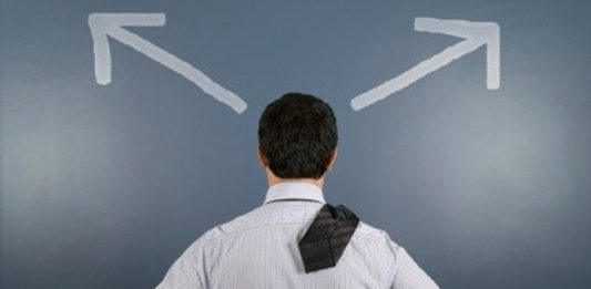 Günümüz iş dünyasında hızlı değişen pazar koşulları, artan rekabet ve teknolojik gelişmeler, yöneticilerin ve girişimcilerin daha doğru kararlar almasını zorunlu hale getiriyor. Bu noktada mentor desteği, bireylerin ve kurumların stratejik karar süreçlerinde önemli bir rol üstleniyor. Tecrübe, bilgi birikimi ve farklı bakış açıları sunan mentorlar, karar alma mekanizmalarının daha sağlıklı işlemesine katkı sağlıyor. Konulu bir haber görseli.