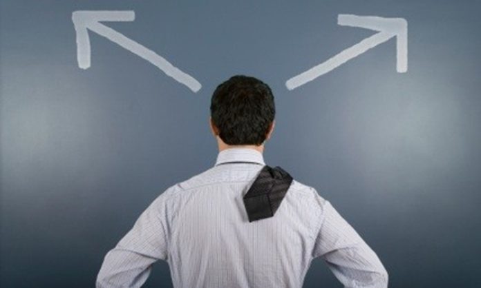 Mentorların Karar Alma Süreçlerine Katkısı Günümüz iş dünyasında hızlı değişen pazar koşulları, artan rekabet ve teknolojik gelişmeler, yöneticilerin ve girişimcilerin daha doğru kararlar almasını zorunlu hale getiriyor. Bu noktada mentor desteği, bireylerin ve kurumların stratejik karar süreçlerinde önemli bir rol üstleniyor. Tecrübe, bilgi birikimi ve farklı bakış açıları sunan mentorlar, karar alma mekanizmalarının daha sağlıklı işlemesine katkı sağlıyor. Konulu bir haber görseli.