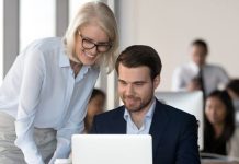 İş dünyasında ve girişimcilik ekosisteminde deneyimin değeri her geçen gün daha fazla ön plana çıkarken, Mentorların Kariyer Yolculukları birçok profesyonel için ilham kaynağı olmaya devam ediyor. Yıllar boyunca farklı sektörlerde edindikleri bilgi birikimini yeni nesillere aktaran mentorlar, yalnızca kariyer gelişimine katkı sunmakla kalmıyor, aynı zamanda liderlik kültürünün yaygınlaşmasına da destek oluyor. Değişen iş dünyası dinamikleri, deneyimli isimlerin rehberliğini her zamankinden daha değerli hale getiriyor. Konulu bir haber görseli.
