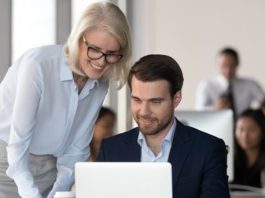Mentorların Kariyer Yolculukları İş dünyasında ve girişimcilik ekosisteminde deneyimin değeri her geçen gün daha fazla ön plana çıkarken, Mentorların Kariyer Yolculukları birçok profesyonel için ilham kaynağı olmaya devam ediyor. Yıllar boyunca farklı sektörlerde edindikleri bilgi birikimini yeni nesillere aktaran mentorlar, yalnızca kariyer gelişimine katkı sunmakla kalmıyor, aynı zamanda liderlik kültürünün yaygınlaşmasına da destek oluyor. Değişen iş dünyası dinamikleri, deneyimli isimlerin rehberliğini her zamankinden daha değerli hale getiriyor. Konulu bir haber görseli.