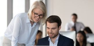Mentorların Kariyer Yolculukları İş dünyasında ve girişimcilik ekosisteminde deneyimin değeri her geçen gün daha fazla ön plana çıkarken, Mentorların Kariyer Yolculukları birçok profesyonel için ilham kaynağı olmaya devam ediyor. Yıllar boyunca farklı sektörlerde edindikleri bilgi birikimini yeni nesillere aktaran mentorlar, yalnızca kariyer gelişimine katkı sunmakla kalmıyor, aynı zamanda liderlik kültürünün yaygınlaşmasına da destek oluyor. Değişen iş dünyası dinamikleri, deneyimli isimlerin rehberliğini her zamankinden daha değerli hale getiriyor. Konulu bir haber görseli.