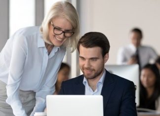 Mentorların Kariyer Yolculukları İş dünyasında ve girişimcilik ekosisteminde deneyimin değeri her geçen gün daha fazla ön plana çıkarken, Mentorların Kariyer Yolculukları birçok profesyonel için ilham kaynağı olmaya devam ediyor. Yıllar boyunca farklı sektörlerde edindikleri bilgi birikimini yeni nesillere aktaran mentorlar, yalnızca kariyer gelişimine katkı sunmakla kalmıyor, aynı zamanda liderlik kültürünün yaygınlaşmasına da destek oluyor. Değişen iş dünyası dinamikleri, deneyimli isimlerin rehberliğini her zamankinden daha değerli hale getiriyor. Konulu bir haber görseli.
