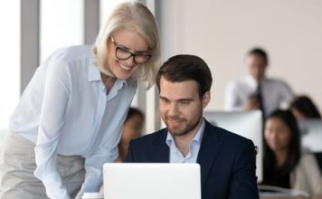 Mentorların Kariyer Yolculukları İş dünyasında ve girişimcilik ekosisteminde deneyimin değeri her geçen gün daha fazla ön plana çıkarken, Mentorların Kariyer Yolculukları birçok profesyonel için ilham kaynağı olmaya devam ediyor. Yıllar boyunca farklı sektörlerde edindikleri bilgi birikimini yeni nesillere aktaran mentorlar, yalnızca kariyer gelişimine katkı sunmakla kalmıyor, aynı zamanda liderlik kültürünün yaygınlaşmasına da destek oluyor. Değişen iş dünyası dinamikleri, deneyimli isimlerin rehberliğini her zamankinden daha değerli hale getiriyor. Konulu bir haber görseli.