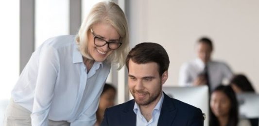 İş dünyasında ve girişimcilik ekosisteminde deneyimin değeri her geçen gün daha fazla ön plana çıkarken, Mentorların Kariyer Yolculukları birçok profesyonel için ilham kaynağı olmaya devam ediyor. Yıllar boyunca farklı sektörlerde edindikleri bilgi birikimini yeni nesillere aktaran mentorlar, yalnızca kariyer gelişimine katkı sunmakla kalmıyor, aynı zamanda liderlik kültürünün yaygınlaşmasına da destek oluyor. Değişen iş dünyası dinamikleri, deneyimli isimlerin rehberliğini her zamankinden daha değerli hale getiriyor. Konulu bir haber görseli.