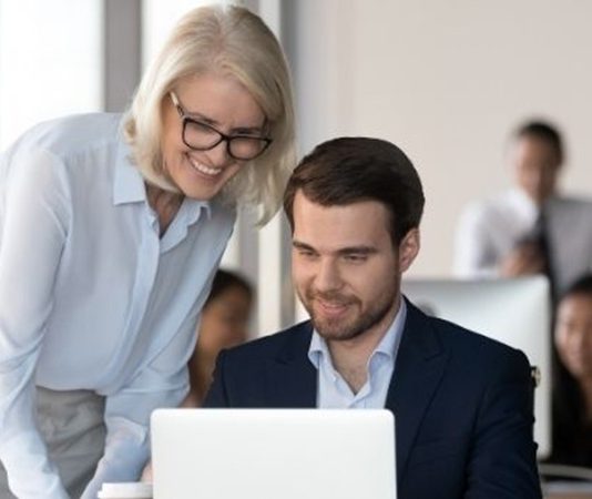 İş dünyasında ve girişimcilik ekosisteminde deneyimin değeri her geçen gün daha fazla ön plana çıkarken, Mentorların Kariyer Yolculukları birçok profesyonel için ilham kaynağı olmaya devam ediyor. Yıllar boyunca farklı sektörlerde edindikleri bilgi birikimini yeni nesillere aktaran mentorlar, yalnızca kariyer gelişimine katkı sunmakla kalmıyor, aynı zamanda liderlik kültürünün yaygınlaşmasına da destek oluyor. Değişen iş dünyası dinamikleri, deneyimli isimlerin rehberliğini her zamankinden daha değerli hale getiriyor. Konulu bir haber görseli.