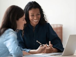 Günümüz iş dünyasında şirketlerin başarısı yalnızca finansal performanslarıyla değil, aynı zamanda sahip oldukları kurum kültürüyle de değerlendiriliyor. Çalışanların ortak değerler etrafında buluştuğu, bilgi paylaşımının desteklendiği ve gelişimin teşvik edildiği kurumlar, rekabet avantajı elde etme konusunda önemli fırsatlar yakalıyor. Bu noktada mentorluk uygulamaları, kurum kültürünün güçlenmesine katkı sağlayan önemli araçlardan biri olarak öne çıkıyor. Konulu bir haber görseli.