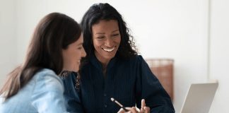 Mentorların Kurum Kültürüne Katkısı Günümüz iş dünyasında şirketlerin başarısı yalnızca finansal performanslarıyla değil, aynı zamanda sahip oldukları kurum kültürüyle de değerlendiriliyor. Çalışanların ortak değerler etrafında buluştuğu, bilgi paylaşımının desteklendiği ve gelişimin teşvik edildiği kurumlar, rekabet avantajı elde etme konusunda önemli fırsatlar yakalıyor. Bu noktada mentorluk uygulamaları, kurum kültürünün güçlenmesine katkı sağlayan önemli araçlardan biri olarak öne çıkıyor. Konulu bir haber görseli.