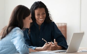 Mentorların Kurum Kültürüne Katkısı Günümüz iş dünyasında şirketlerin başarısı yalnızca finansal performanslarıyla değil, aynı zamanda sahip oldukları kurum kültürüyle de değerlendiriliyor. Çalışanların ortak değerler etrafında buluştuğu, bilgi paylaşımının desteklendiği ve gelişimin teşvik edildiği kurumlar, rekabet avantajı elde etme konusunda önemli fırsatlar yakalıyor. Bu noktada mentorluk uygulamaları, kurum kültürünün güçlenmesine katkı sağlayan önemli araçlardan biri olarak öne çıkıyor. Konulu bir haber görseli.