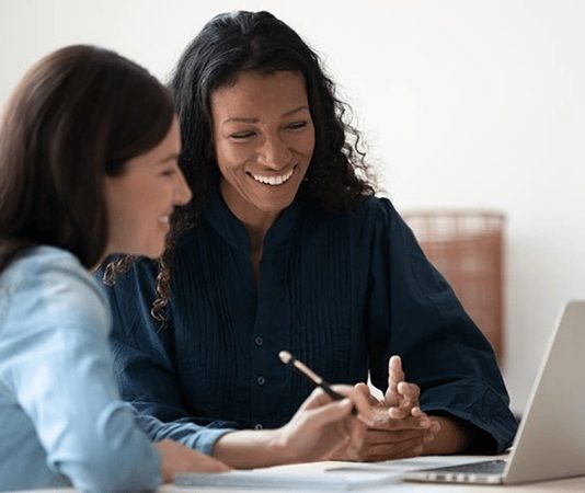 Mentorların Kurum Kültürüne Katkısı Günümüz iş dünyasında şirketlerin başarısı yalnızca finansal performanslarıyla değil, aynı zamanda sahip oldukları kurum kültürüyle de değerlendiriliyor. Çalışanların ortak değerler etrafında buluştuğu, bilgi paylaşımının desteklendiği ve gelişimin teşvik edildiği kurumlar, rekabet avantajı elde etme konusunda önemli fırsatlar yakalıyor. Bu noktada mentorluk uygulamaları, kurum kültürünün güçlenmesine katkı sağlayan önemli araçlardan biri olarak öne çıkıyor. Konulu bir haber görseli.