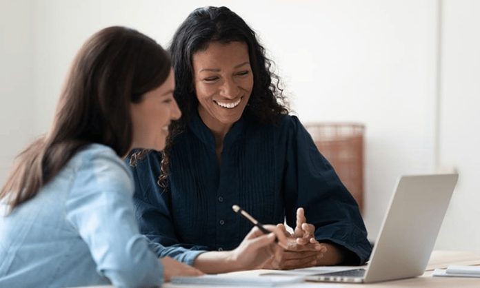 Mentorların Kurum Kültürüne Katkısı Günümüz iş dünyasında şirketlerin başarısı yalnızca finansal performanslarıyla değil, aynı zamanda sahip oldukları kurum kültürüyle de değerlendiriliyor. Çalışanların ortak değerler etrafında buluştuğu, bilgi paylaşımının desteklendiği ve gelişimin teşvik edildiği kurumlar, rekabet avantajı elde etme konusunda önemli fırsatlar yakalıyor. Bu noktada mentorluk uygulamaları, kurum kültürünün güçlenmesine katkı sağlayan önemli araçlardan biri olarak öne çıkıyor. Konulu bir haber görseli.