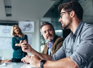 Mentorların Kurumsal İnovasyondaki Rolü Günümüz iş dünyasında rekabet koşullarının giderek sertleşmesi, şirketleri yalnızca mevcut faaliyetlerini geliştirmeye değil aynı zamanda yeni fikirler üretmeye de zorlamaktadır. Bu noktada kurumsal inovasyon kavramı, işletmelerin sürdürülebilir büyüme hedeflerine ulaşmalarında kritik bir unsur olarak öne çıkmaktadır. Yenilikçi düşüncenin kurum kültürüne yerleşmesi ve çalışanların yeni projeler geliştirmesi için ise deneyimli rehberlere ihtiyaç duyulmaktadır. Bu rehberlerin başında gelen mentorlar, şirketlerin değişim süreçlerinde önemli bir rol üstlenmektedir. Konulu bir haber görseli.