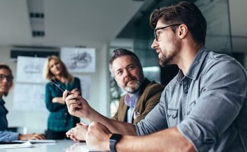 Mentorların Kurumsal İnovasyondaki Rolü Günümüz iş dünyasında rekabet koşullarının giderek sertleşmesi, şirketleri yalnızca mevcut faaliyetlerini geliştirmeye değil aynı zamanda yeni fikirler üretmeye de zorlamaktadır. Bu noktada kurumsal inovasyon kavramı, işletmelerin sürdürülebilir büyüme hedeflerine ulaşmalarında kritik bir unsur olarak öne çıkmaktadır. Yenilikçi düşüncenin kurum kültürüne yerleşmesi ve çalışanların yeni projeler geliştirmesi için ise deneyimli rehberlere ihtiyaç duyulmaktadır. Bu rehberlerin başında gelen mentorlar, şirketlerin değişim süreçlerinde önemli bir rol üstlenmektedir. Konulu bir haber görseli.