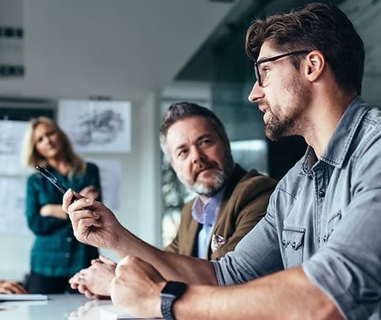 Mentorların Kurumsal İnovasyondaki Rolü Günümüz iş dünyasında rekabet koşullarının giderek sertleşmesi, şirketleri yalnızca mevcut faaliyetlerini geliştirmeye değil aynı zamanda yeni fikirler üretmeye de zorlamaktadır. Bu noktada kurumsal inovasyon kavramı, işletmelerin sürdürülebilir büyüme hedeflerine ulaşmalarında kritik bir unsur olarak öne çıkmaktadır. Yenilikçi düşüncenin kurum kültürüne yerleşmesi ve çalışanların yeni projeler geliştirmesi için ise deneyimli rehberlere ihtiyaç duyulmaktadır. Bu rehberlerin başında gelen mentorlar, şirketlerin değişim süreçlerinde önemli bir rol üstlenmektedir. Konulu bir haber görseli.