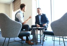 Mentorların Liderlik Yaklaşımı Mentorluk, yalnızca bilgi ve deneyim paylaşımından ibaret olmayan, aynı zamanda bireylerin gelişim süreçlerine yön veren önemli bir rehberlik mekanizması olarak öne çıkıyor. Özellikle girişimcilik, iş dünyası ve profesyonel kariyer alanlarında mentorların sergilediği liderlik yaklaşımı, mentorluk sürecinin başarısını doğrudan etkiliyor. Günümüzde başarılı mentorlar, sadece tavsiye veren kişiler olarak değil, aynı zamanda ilham kaynağı olan ve gelişimi destekleyen liderler olarak değerlendiriliyor. Konulu bir haber görseli.